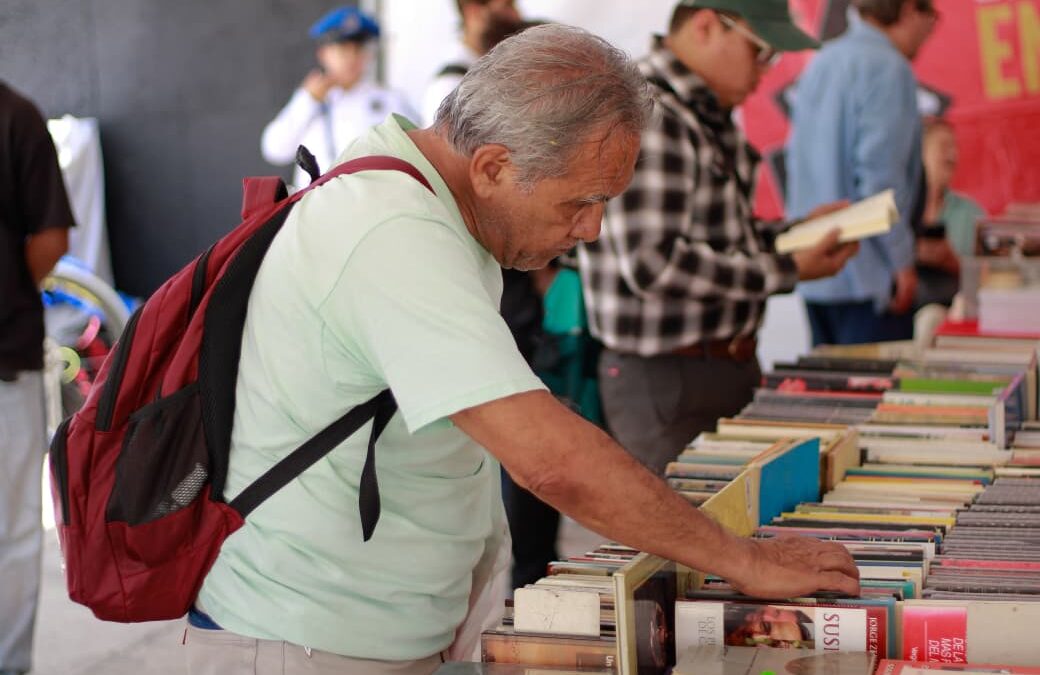 Visitante revisa libros durante el 22º Gran Remate de Libros, Discos y Películas en el Monumento a la Revolución