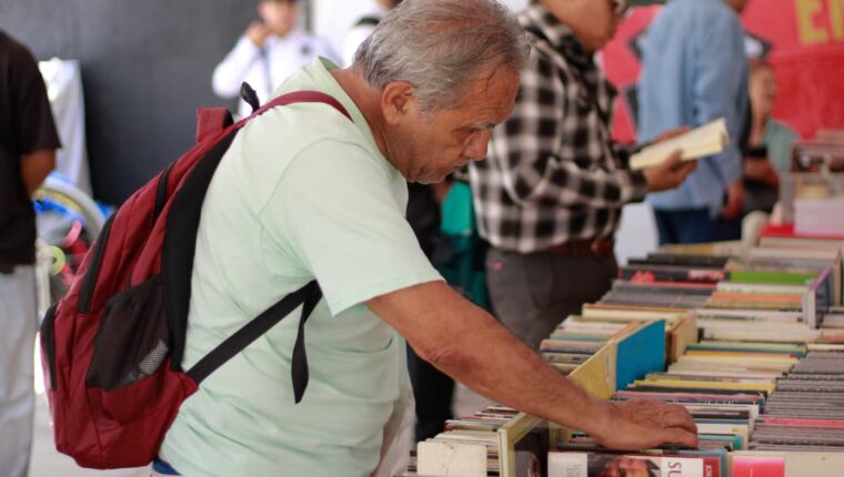 Visitante revisa libros durante el 22º Gran Remate de Libros, Discos y Películas en el Monumento a la Revolución