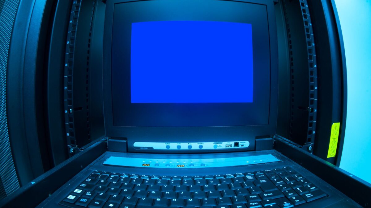 Imagen ilustrativa: monitor de computadora en un espacio de trabajo oscuro.