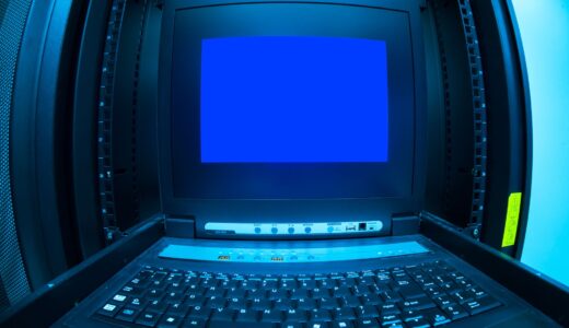 Imagen ilustrativa: monitor de computadora en un espacio de trabajo oscuro.