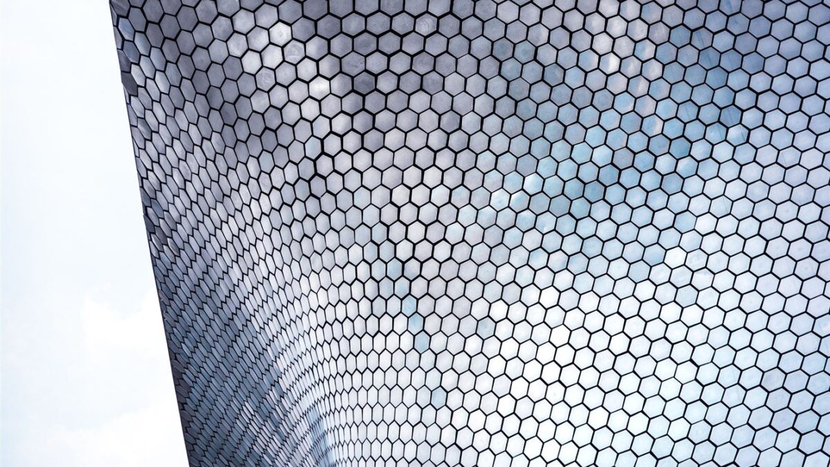 Imagen ilustrativa: fachada con piezas cuadradas y hexagonales que forman un patrón repetido.