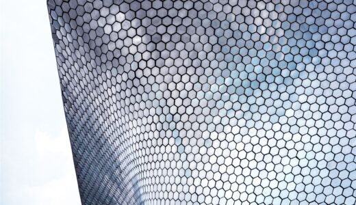 Imagen ilustrativa: fachada con piezas cuadradas y hexagonales que forman un patrón repetido.