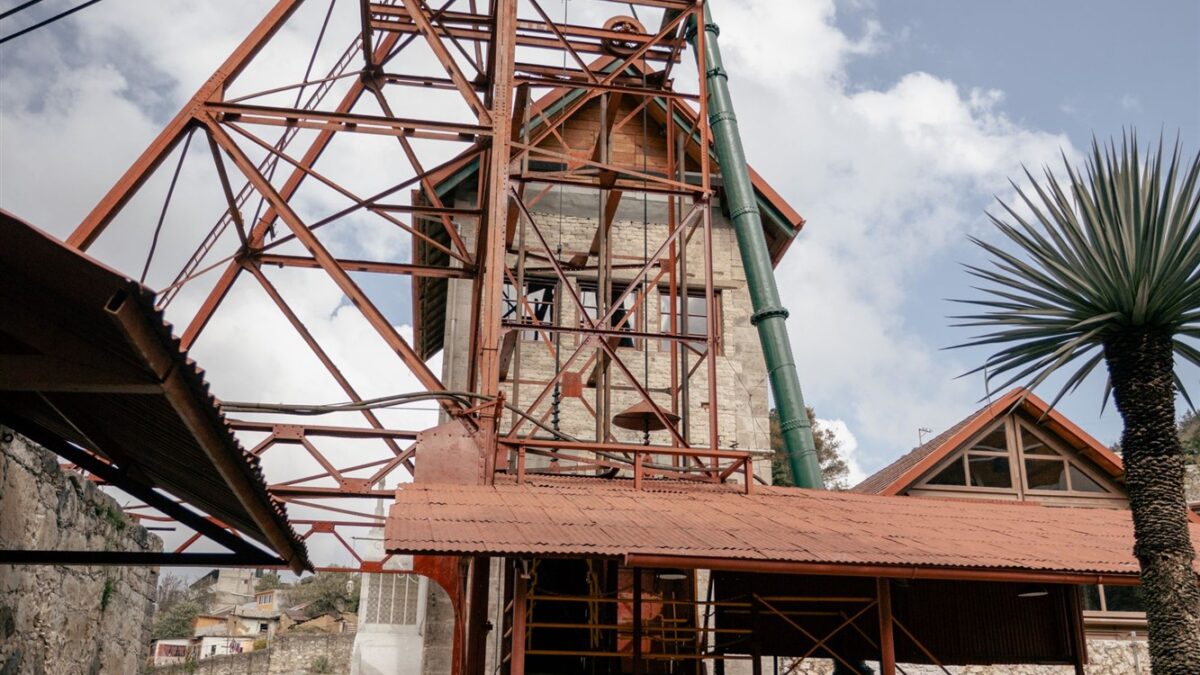 Imagen ilustrativa: estructura de construcción con grúa o elevador de obra; no es una fotografía de la Línea 3.