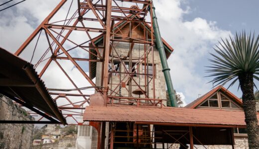 Imagen ilustrativa: estructura de construcción con grúa o elevador de obra; no es una fotografía de la Línea 3.