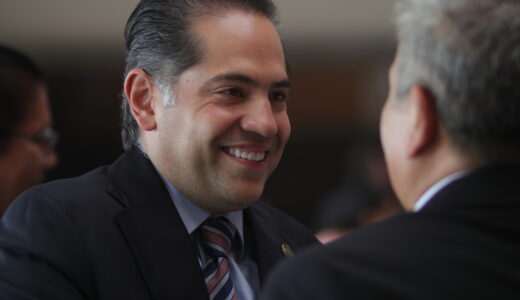 Raúl Bolaños-Cacho Cué conversa con representantes de medios.