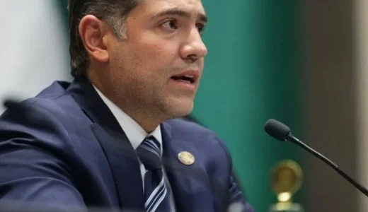 Raúl Bolaños-Cacho Cué participa en una sesión legislativa frente a un micrófono